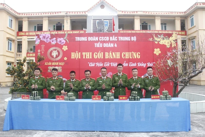 Sôi nổi hội thi gói bánh chưng “ Giữ hồn tết Việt - Ấm tình đồng đội” 