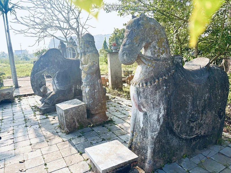 Bóng ngựa trên miền di tích