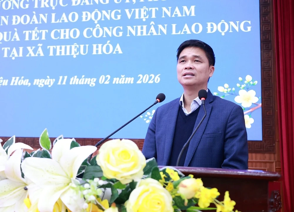 Phó Chủ tịch Tổng LĐLĐ Việt Nam Ngọ Duy Hiểu trao quà cho đoàn viên công đoàn có hoàn cảnh khó khăn tại xã Thiệu Hóa