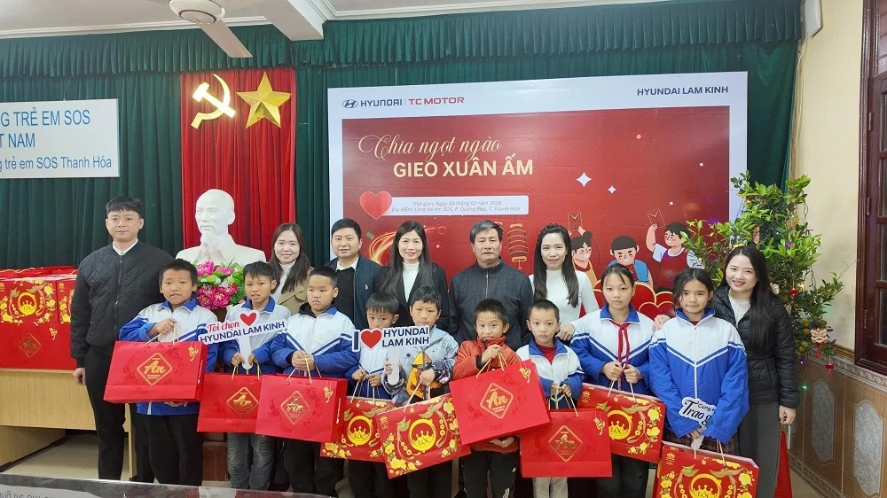 Hyundai Lam Kinh trao quà tết tới các em nhỏ tại Làng trẻ em SOS Thanh Hóa