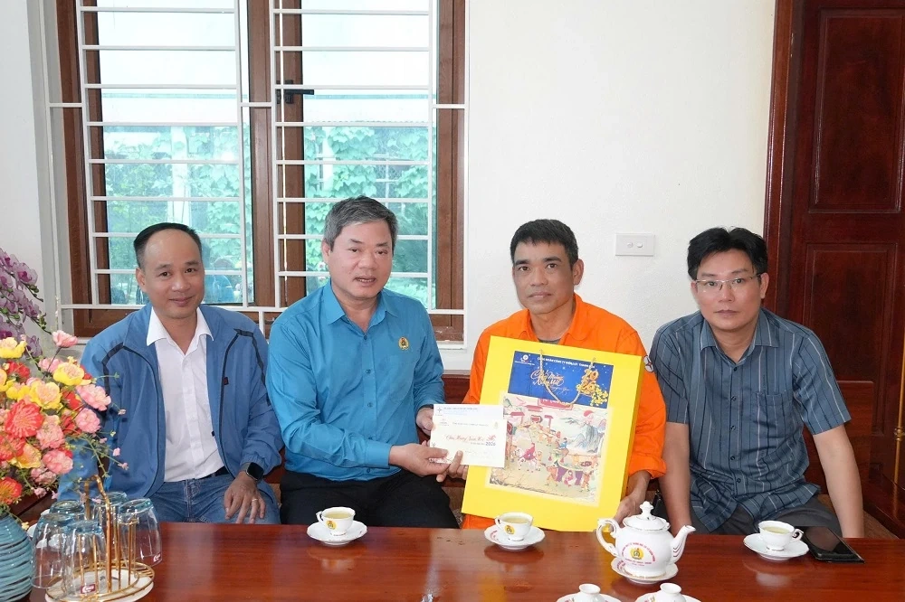 Công đoàn Công ty Điện lực Thanh Hóa chăm lo đoàn viên khó khăn, động viên lực lượng trực vận hành dịp Tết Bính Ngọ 2026