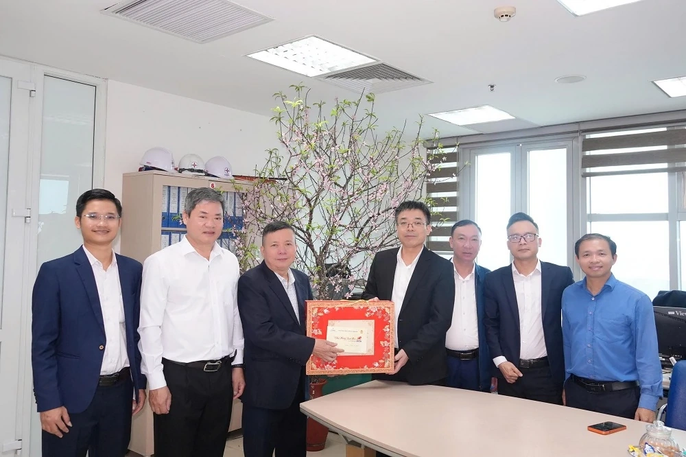 Công đoàn Công ty Điện lực Thanh Hóa chăm lo đoàn viên khó khăn, động viên lực lượng trực vận hành dịp Tết Bính Ngọ 2026