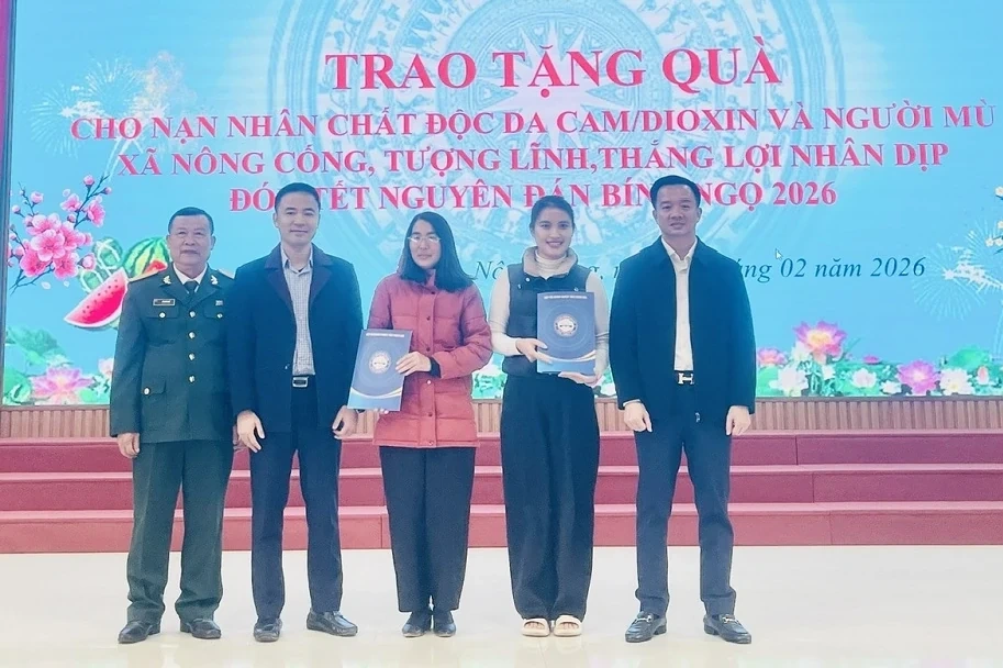 Hiệp hội Doanh nghiệp tỉnh tặng quà Tết cho người có hoàn cảnh khó khăn