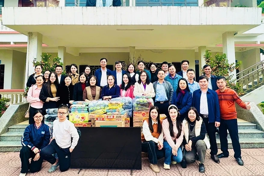 Trường THCS Trần Mai Ninh tặng quà Trung tâm Bảo trợ xã hội tỉnh Thanh Hóa