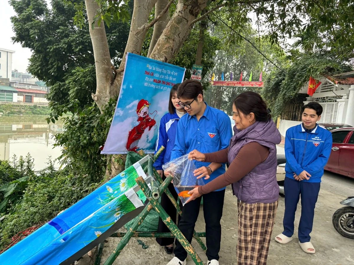 Đoàn phường Hạc Thành hỗ trợ người dân thả cá, tuyên truyền bảo vệ môi trường