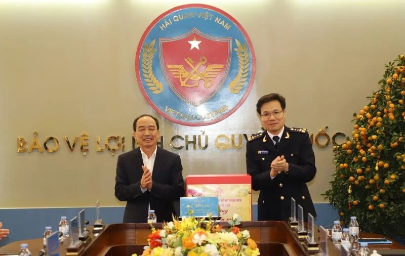 Phó Chủ tịch Thường trực HĐND tỉnh Lê Tiến Lam chúc Tết cơ quan Hải quan và Kho bạc Nhà nước