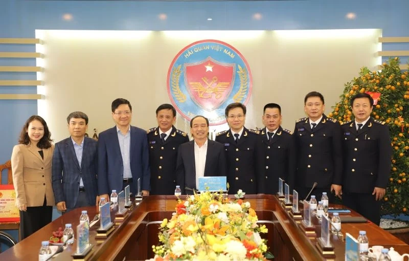 Phó Chủ tịch Thường trực HĐND tỉnh Lê Tiến Lam chúc Tết cơ quan Hải quan và Kho bạc Nhà nước