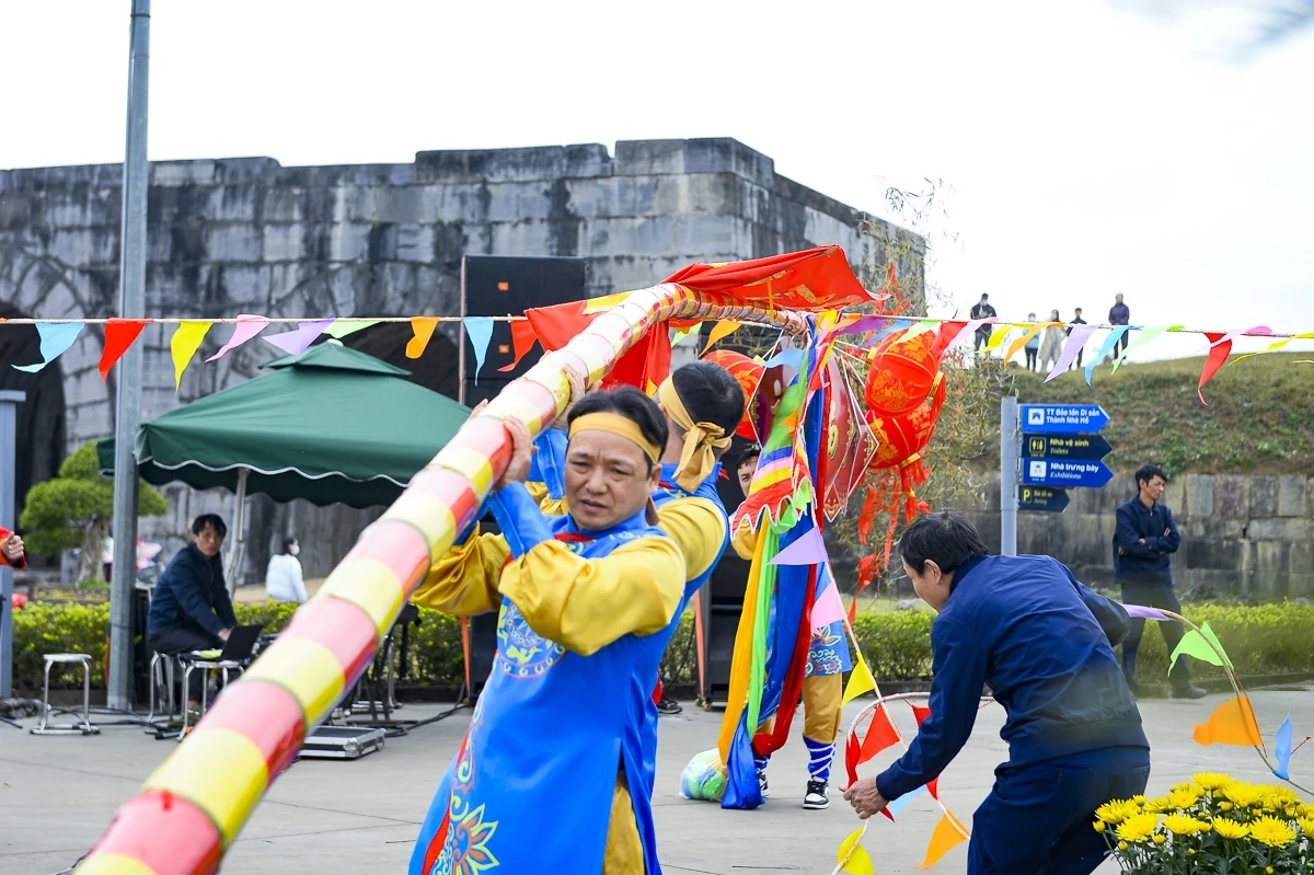 Tái hiện lễ thượng nêu, gìn giữ hồn Tết Việt tại Thành Nhà Hồ
