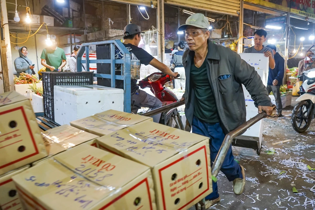 Đêm ở chợ đầu mối lớn nhất xứ Thanh trước thềm năm mới