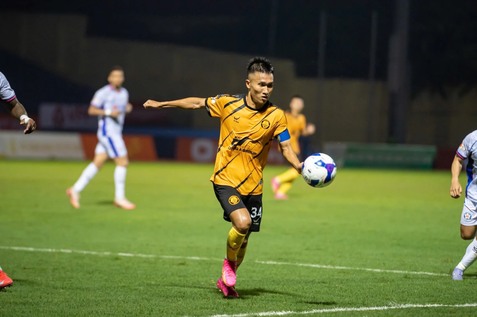 Thủ quân Doãn Ngọc Tân thay mặt đội Thanh Hóa cảm ơn người hâm mộ; Onana bị CĐV Thổ Nhĩ Kỳ tẩy chay