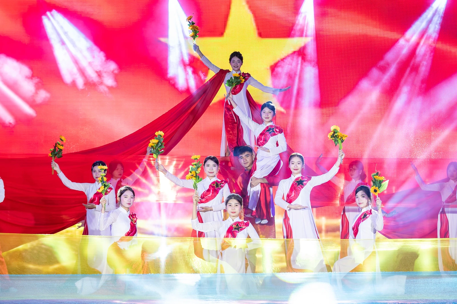 “Tưng bừng sắc xuân - Rộn ràng niềm tin” - bản hòa ca mùa xuân dâng Đảng