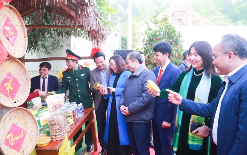 Rộn ràng không khí Tết xưa làng cổ Đông Sơn