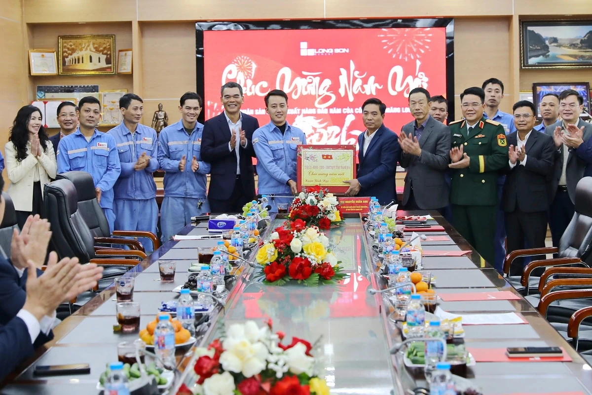 Bí thư Tỉnh ủy Nguyễn Doãn Anh kiểm tra công tác chăm lo Tết, dự ra quân sản xuất đầu xuân tại phường Bỉm Sơn