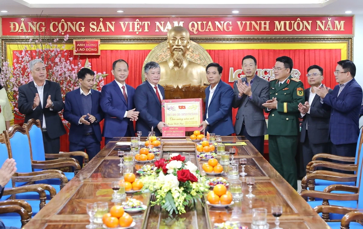 Bí thư Tỉnh ủy Nguyễn Doãn Anh kiểm tra công tác chăm lo Tết, dự ra quân sản xuất đầu xuân tại phường Bỉm Sơn