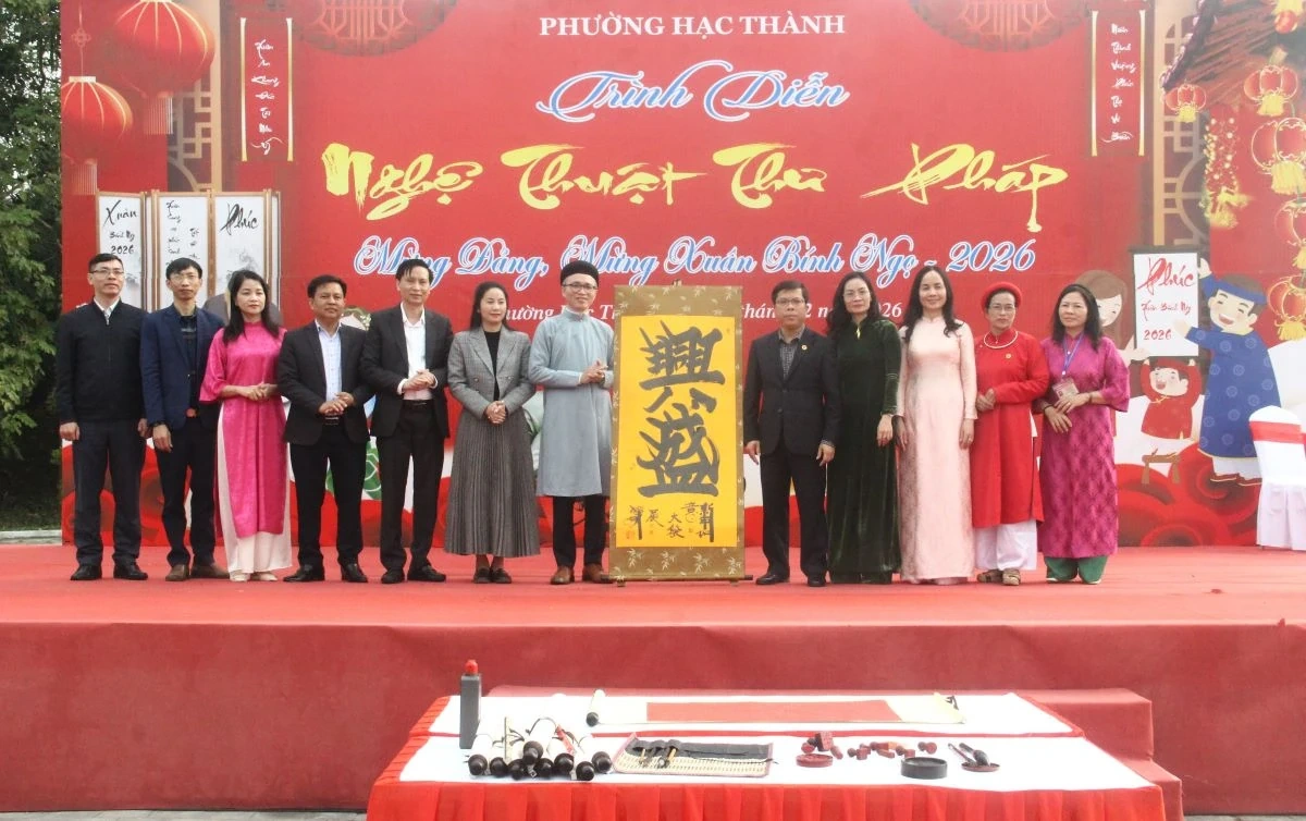 Phường Hạc Thành tổ chức trình diễn nghệ thuật thư pháp Xuân Bính Ngọ 2026