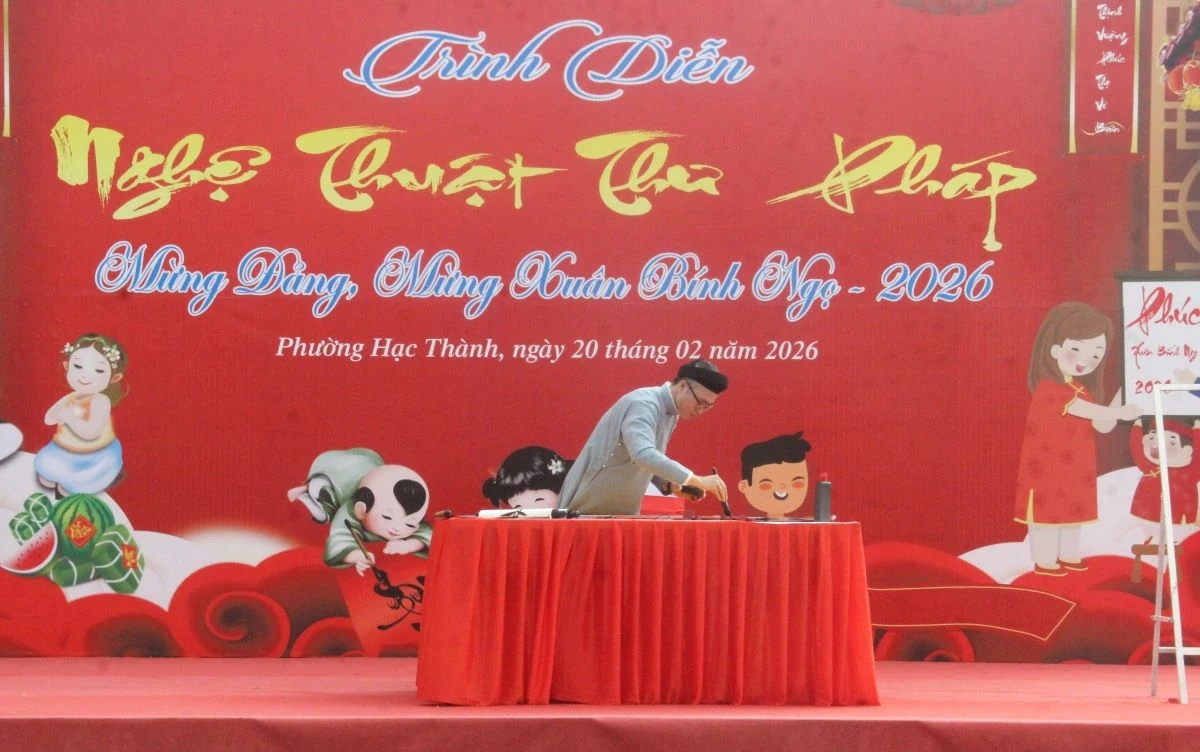 Phường Hạc Thành tổ chức trình diễn nghệ thuật thư pháp Xuân Bính Ngọ 2026