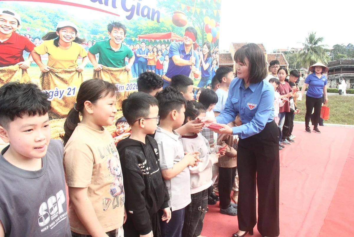 Sôi nổi các trò chơi dân gian ngày Tết tại phường Hạc Thành