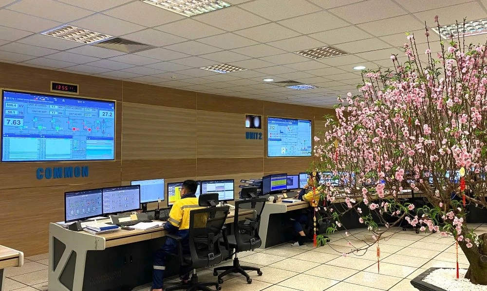 Nhà máy “đỏ lửa” xuyên Tết