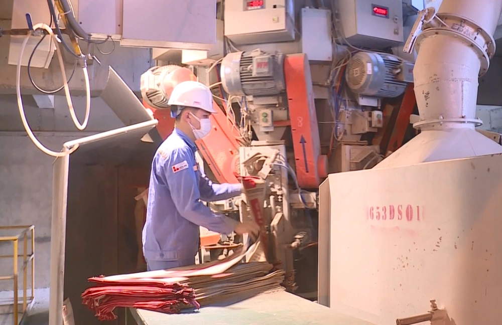 Nhà máy “đỏ lửa” xuyên Tết