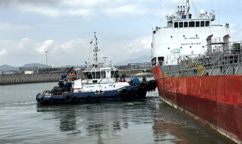 Nhà máy “đỏ lửa” xuyên Tết