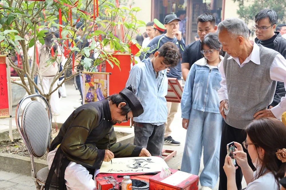 Ngày xuân trẩy hội Đền Cửa Đặt 