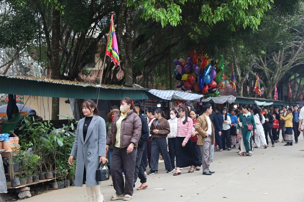 Ngày xuân trẩy hội Đền Cửa Đặt 