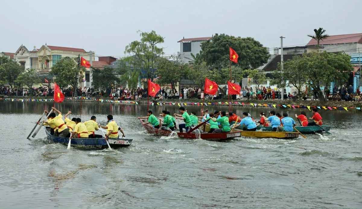 Sôi nổi Lễ hội đua thuyền truyền thống Làng văn hóa Trù Ninh