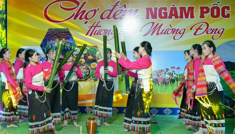 Sắc màu chợ đêm Ngàm Pốc