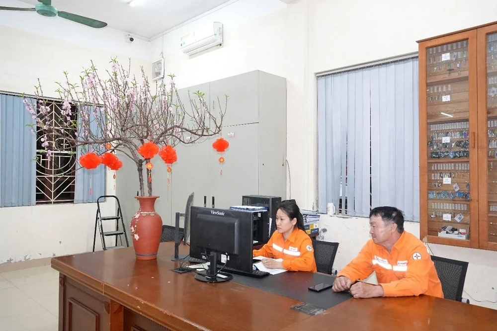 Người thợ điện xứ Thanh bám lưới xuyên Tết