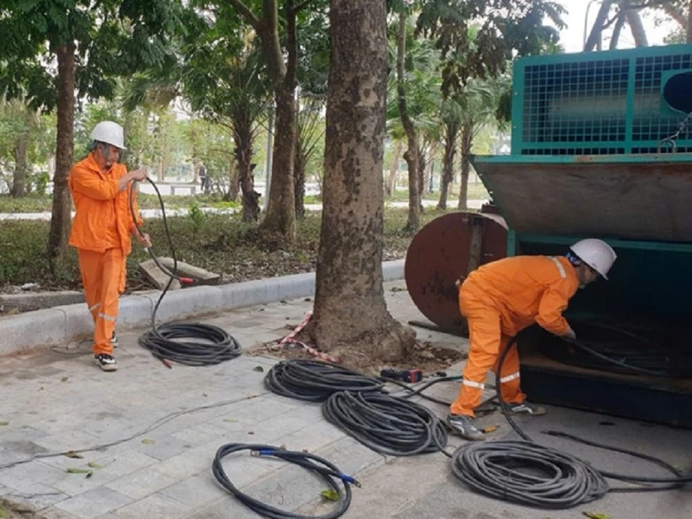 Người thợ điện xứ Thanh bám lưới xuyên Tết