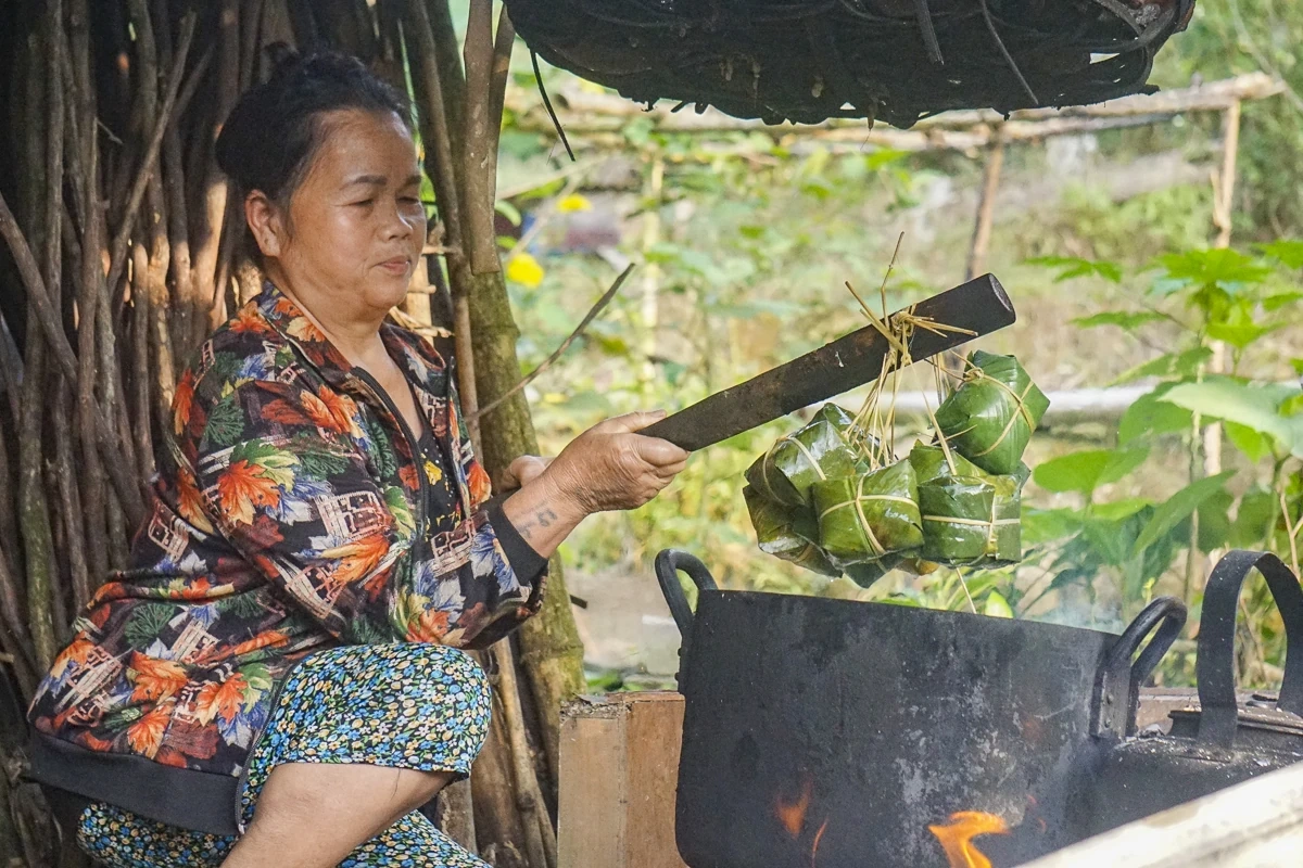 Bánh chưng đen - hồn Tết của người Thái trắng ở miền núi xứ Thanh