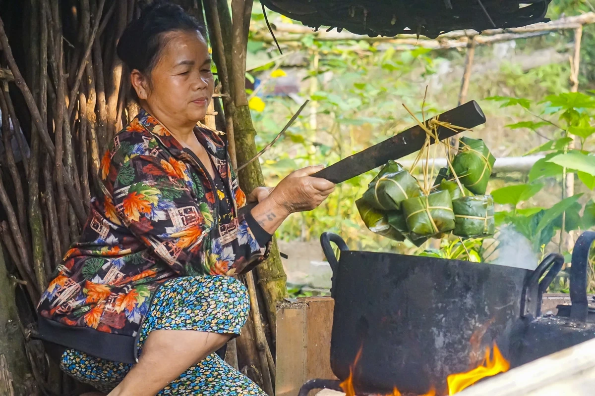 Bánh chưng đen - hồn Tết của người Thái trắng ở miền núi xứ Thanh