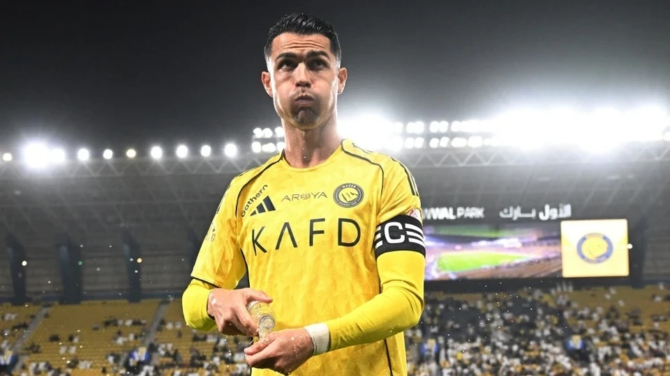 Đình Bắc gây bất ngờ khi không tăng giá chuyển nhượng; Cristiano Ronaldo lập kỷ lục vô tiền khoáng hậu