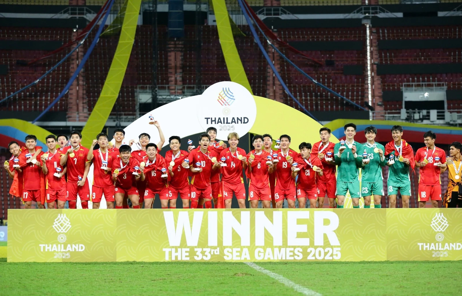 Sai sót tai hại khiến CLB Công an Hà Nội bị xử thua 0-3; Mourinho gây bão với phát ngôn về trọng tài và Vinicius