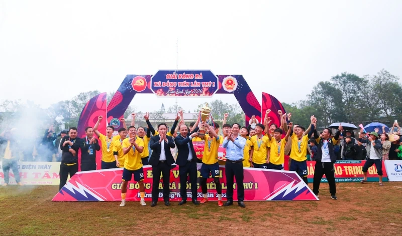 Giải bóng đá mừng Đảng, mừng Xuân xã Đồng Tiến thành công rực rỡ