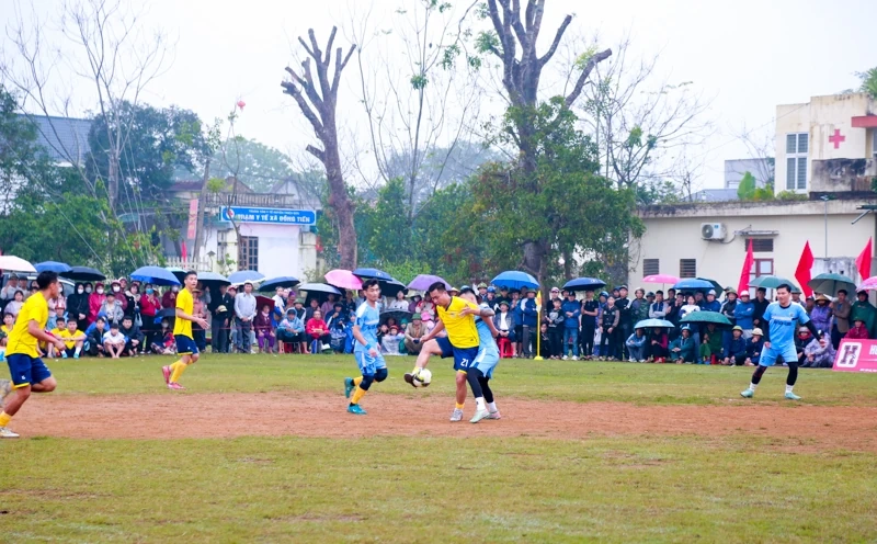 Giải bóng đá mừng Đảng, mừng Xuân xã Đồng Tiến thành công rực rỡ