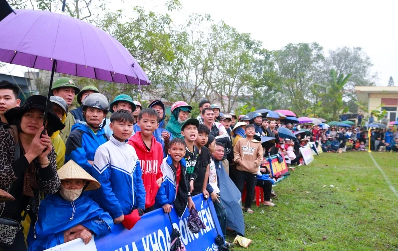 Giải bóng đá mừng Đảng, mừng Xuân xã Đồng Tiến thành công rực rỡ