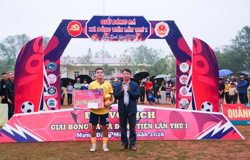 Giải bóng đá mừng Đảng, mừng Xuân xã Đồng Tiến thành công rực rỡ