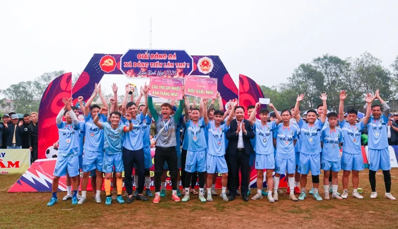 Giải bóng đá mừng Đảng, mừng Xuân xã Đồng Tiến thành công rực rỡ