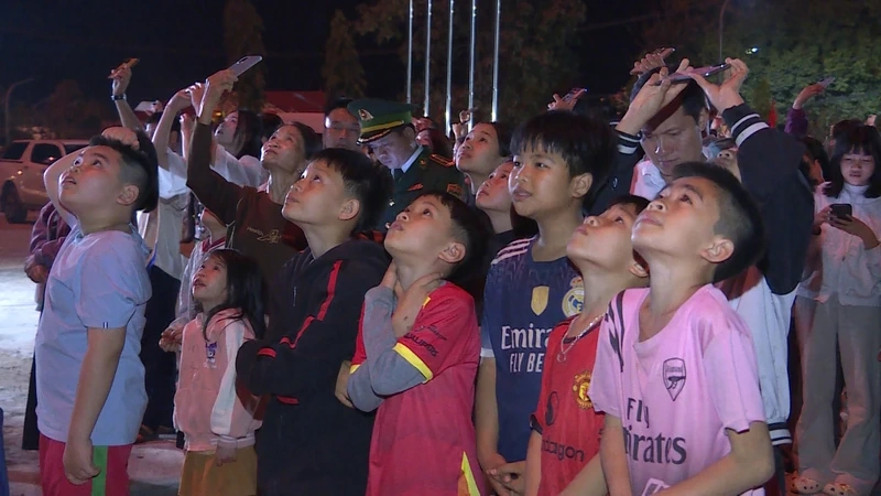 Lần đầu tiên người dân xã vùng cao Mường Lát được trực tiếp xem pháo hoa