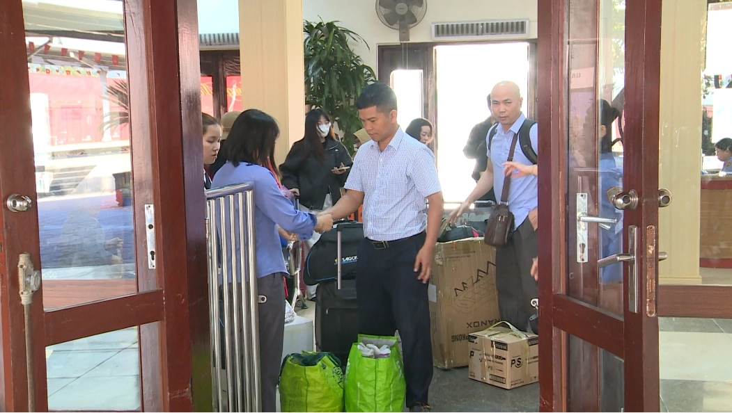 Bến xe, ga tàu ngày cuối năm