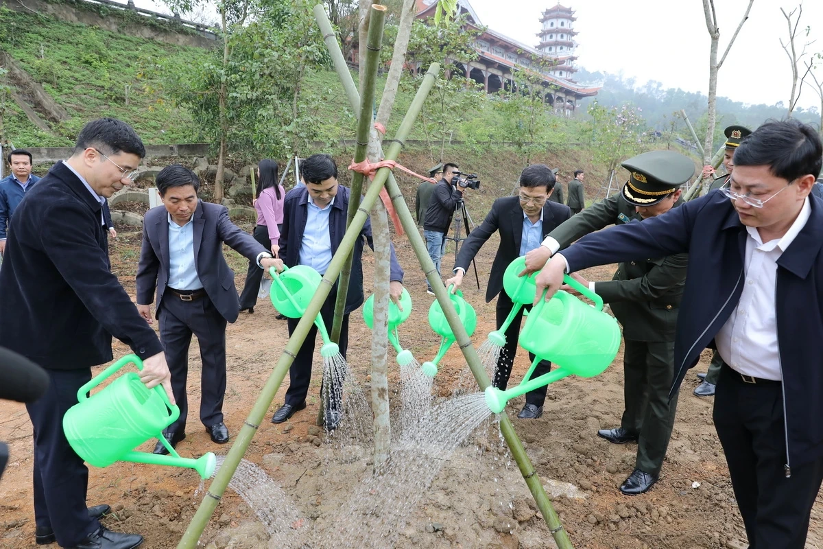 Các đồng chí lãnh đạo tỉnh dự Lễ phát động “Tết trồng cây đời đời nhớ ơn Bác Hồ” xuân Bính Ngọ