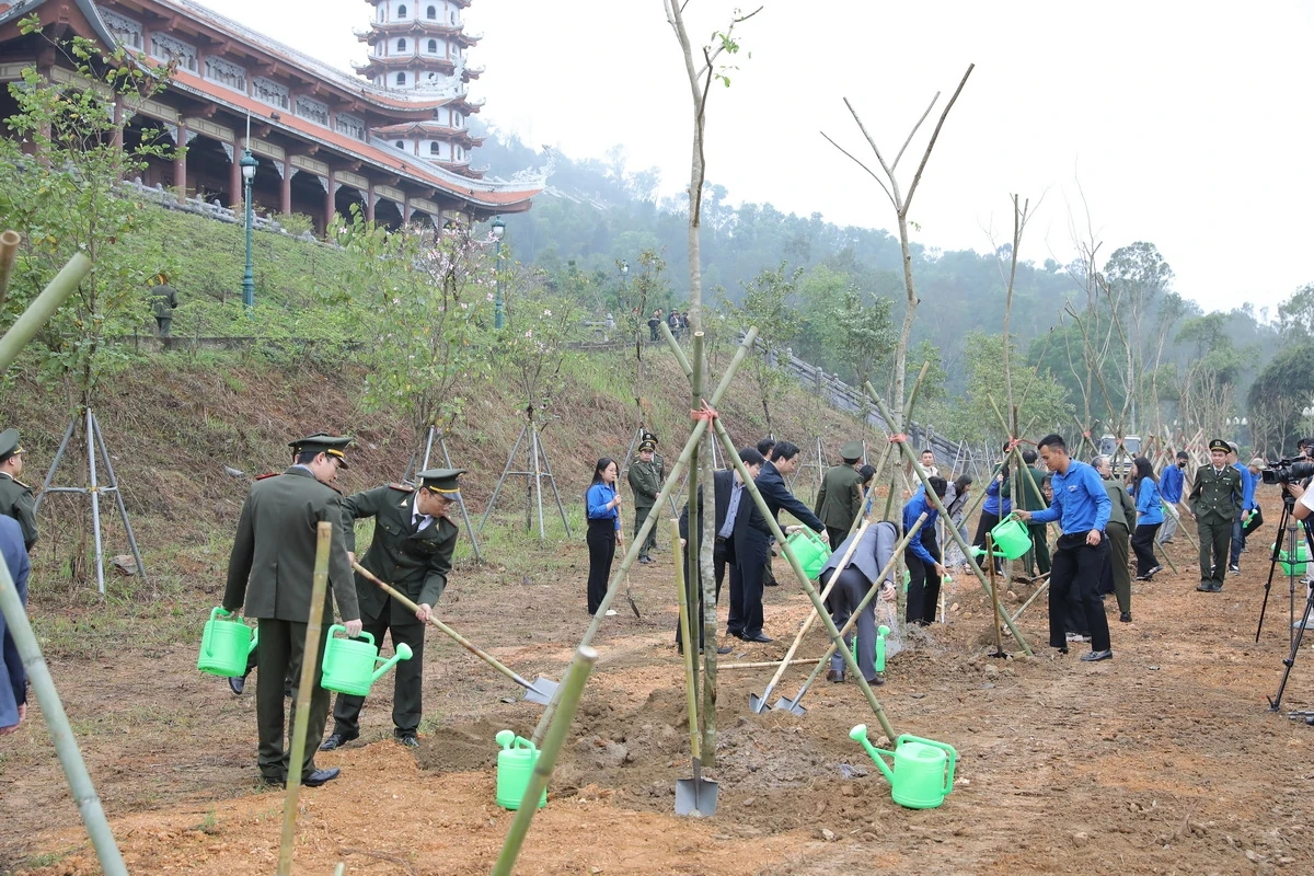 Các đồng chí lãnh đạo tỉnh dự Lễ phát động “Tết trồng cây đời đời nhớ ơn Bác Hồ” xuân Bính Ngọ
