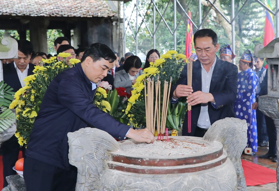 Các đồng chí lãnh đạo tỉnh dâng hương tại Di tích quốc gia đặc biệt Đền thờ Lê Hoàn và Khu di tích quốc gia đặc biệt Lam Kinh