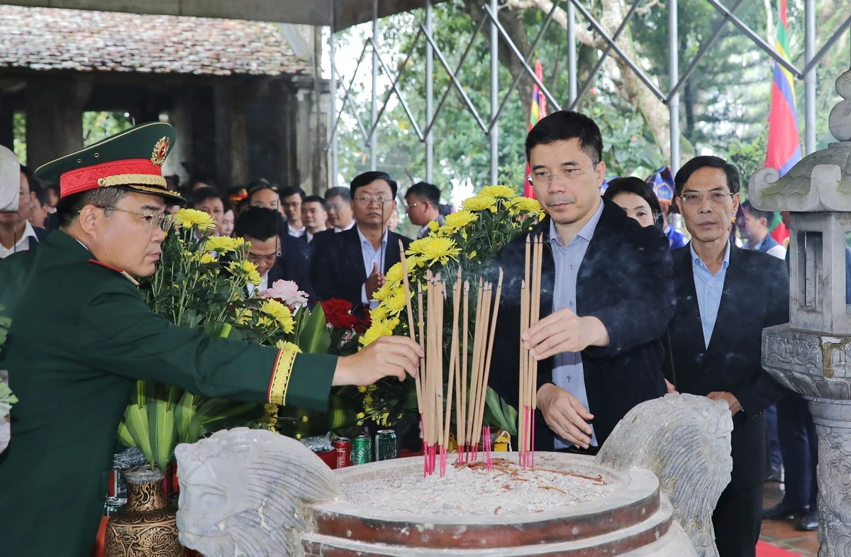 Các đồng chí lãnh đạo tỉnh dâng hương tại Di tích quốc gia đặc biệt Đền thờ Lê Hoàn và Khu di tích quốc gia đặc biệt Lam Kinh