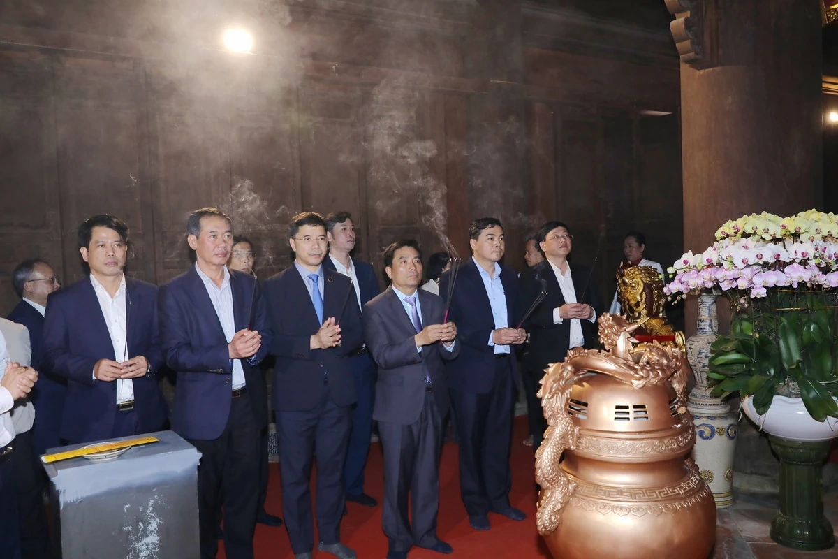 Các đồng chí lãnh đạo tỉnh dâng hương tại Di tích quốc gia đặc biệt Đền thờ Lê Hoàn và Khu di tích quốc gia đặc biệt Lam Kinh