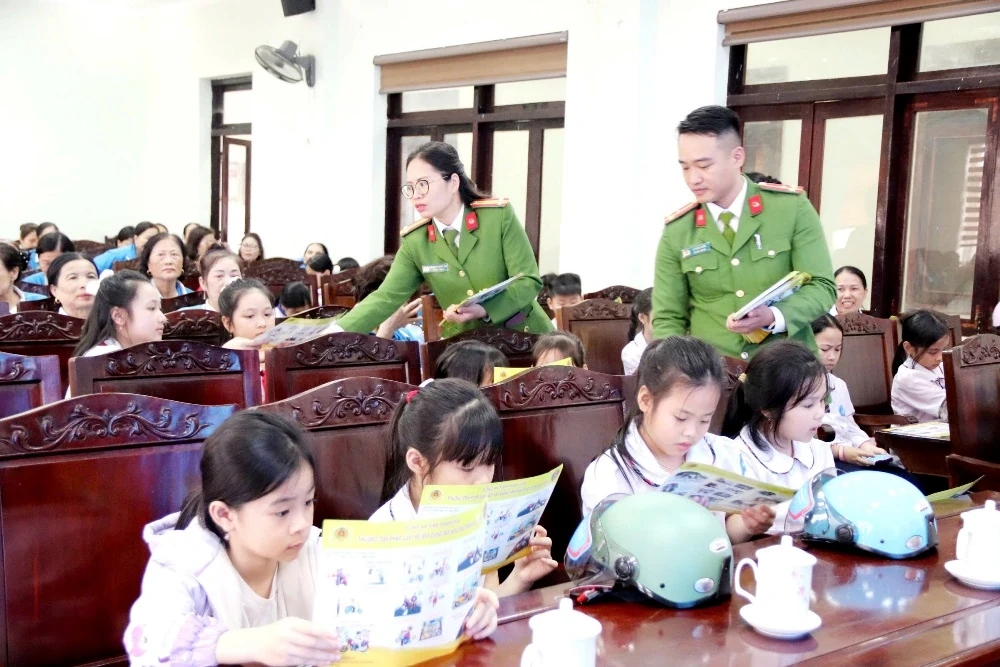 Tập huấn kỹ năng xử lý tình huống khi tham gia giao thông cho 100 hội viên phụ nữ và trẻ em