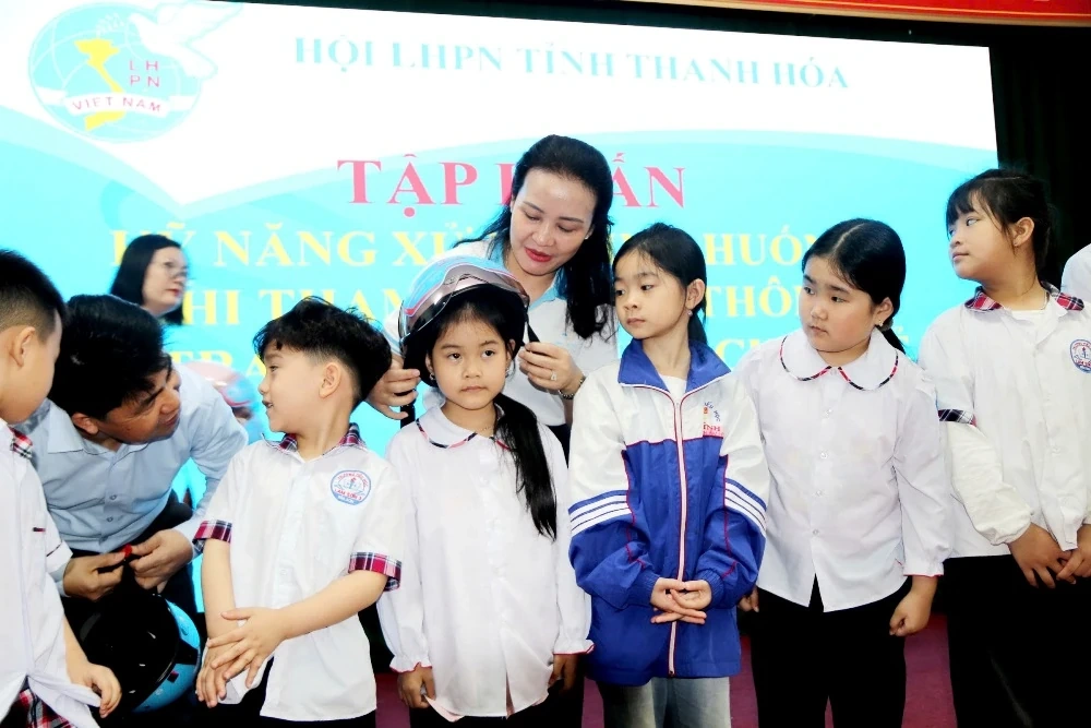 Tập huấn kỹ năng xử lý tình huống khi tham gia giao thông cho 100 hội viên phụ nữ và trẻ em