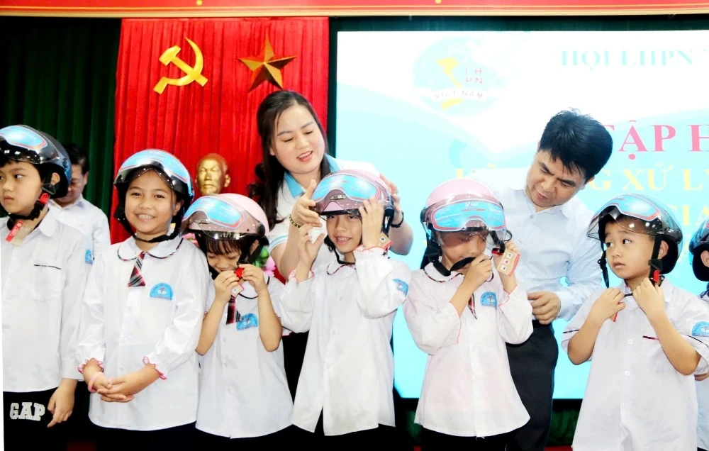 Tập huấn kỹ năng xử lý tình huống khi tham gia giao thông cho 100 hội viên phụ nữ và trẻ em