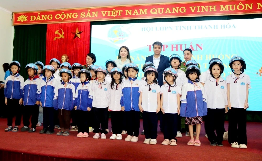 Tập huấn kỹ năng xử lý tình huống khi tham gia giao thông cho 100 hội viên phụ nữ và trẻ em